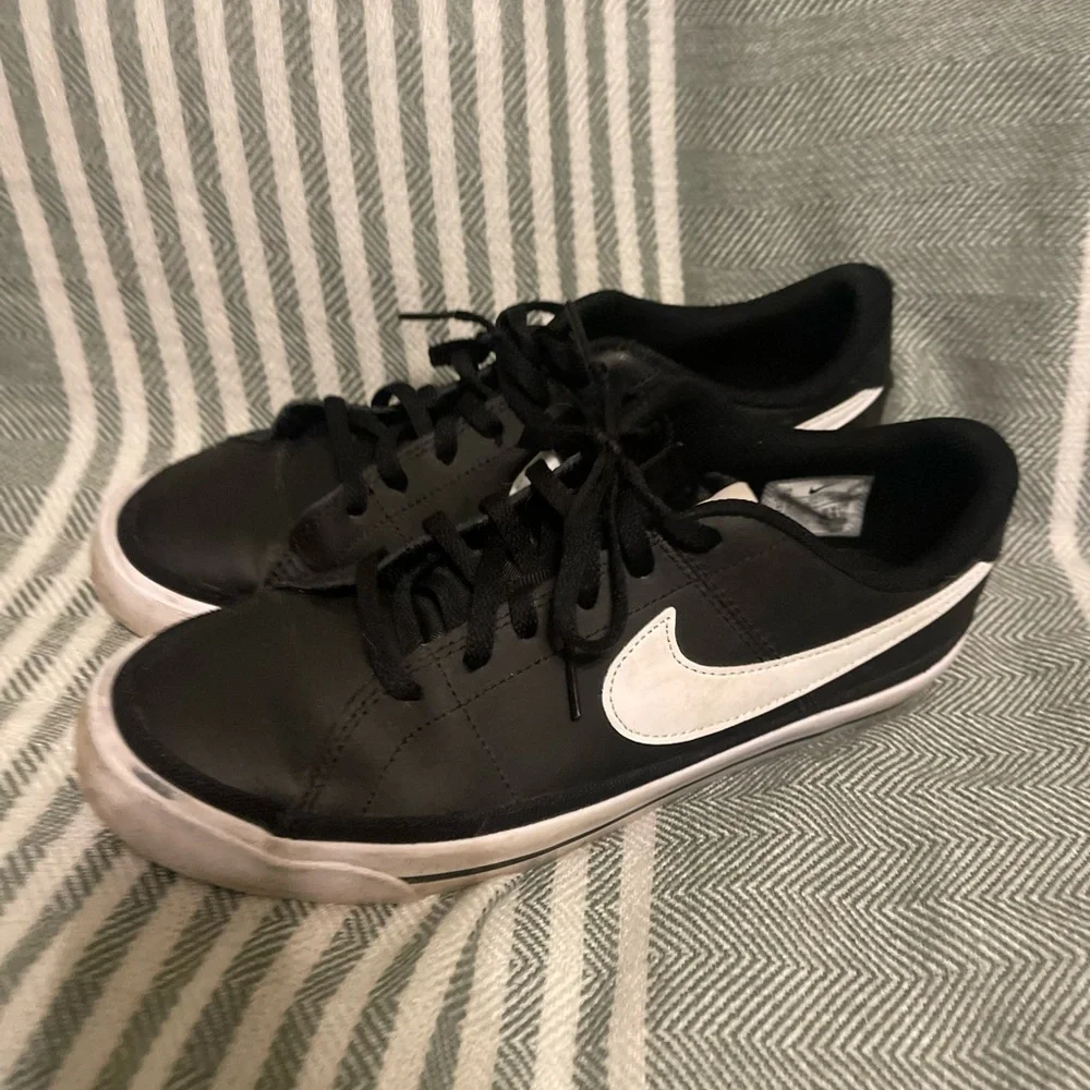 Nike Black and White Low Tops‎ Size 7Y